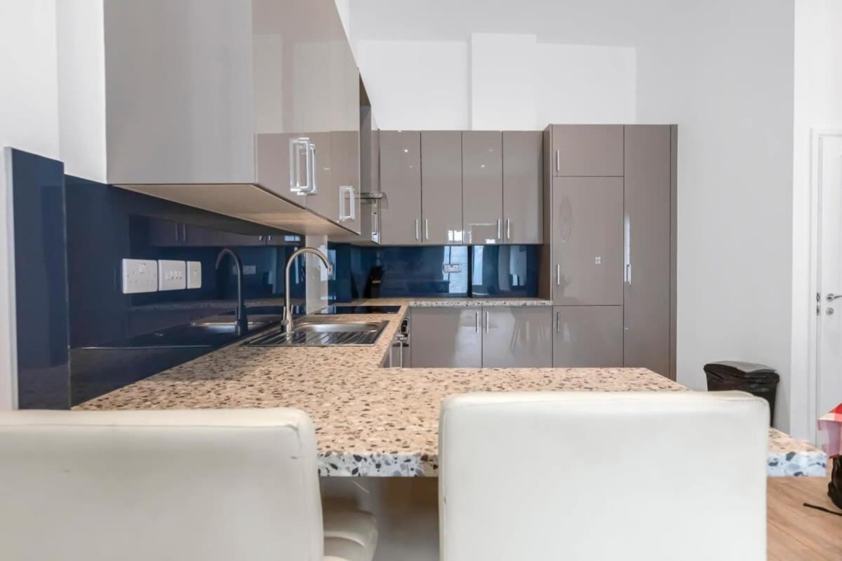 Lovely 1 Bedroom Apartment In Central 워킹 외부 사진