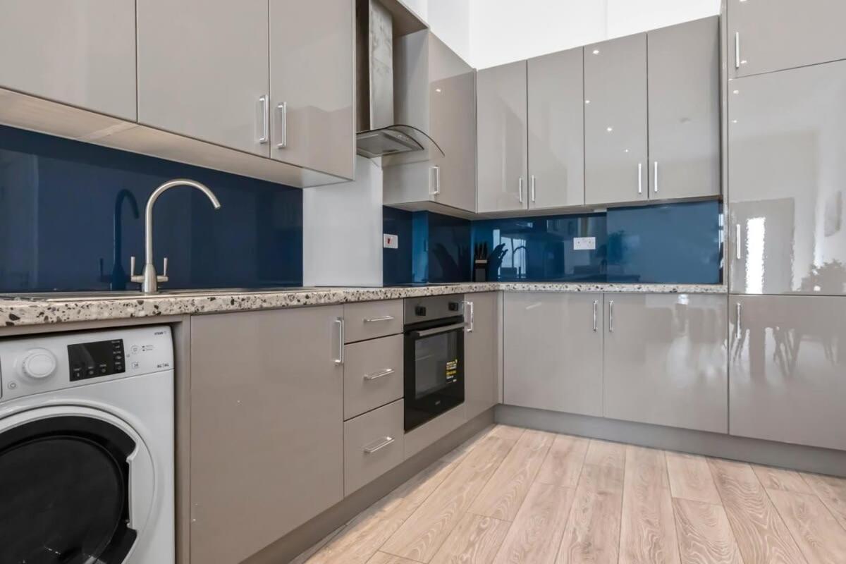 Lovely 1 Bedroom Apartment In Central 워킹 외부 사진
