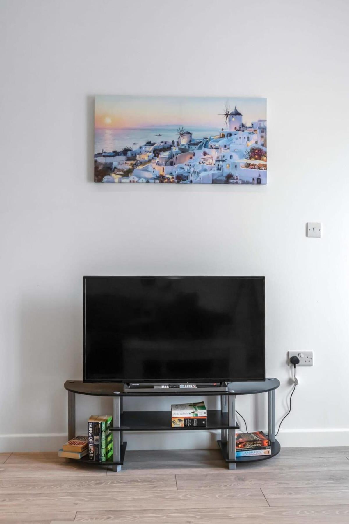 Lovely 1 Bedroom Apartment In Central 워킹 외부 사진