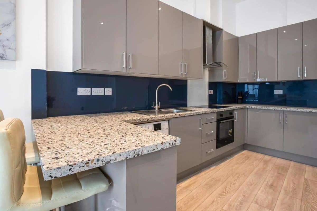 Lovely 1 Bedroom Apartment In Central 워킹 외부 사진