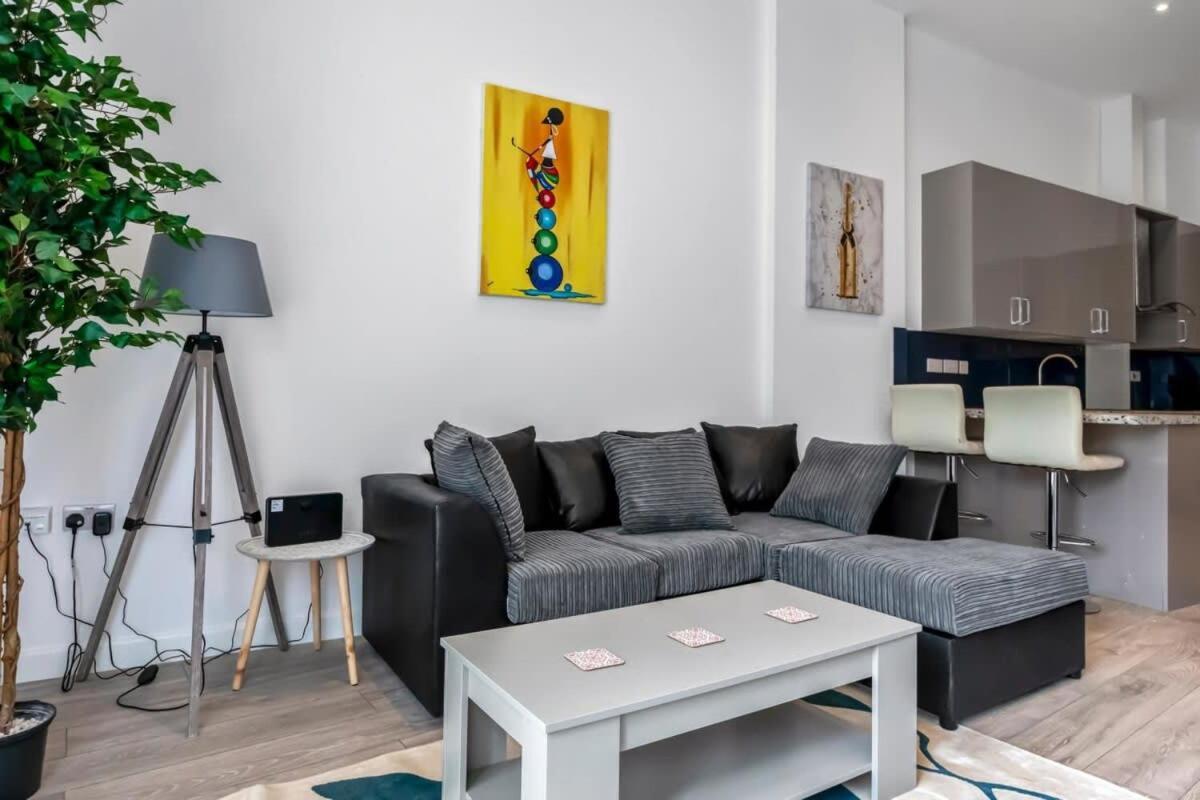 Lovely 1 Bedroom Apartment In Central 워킹 외부 사진