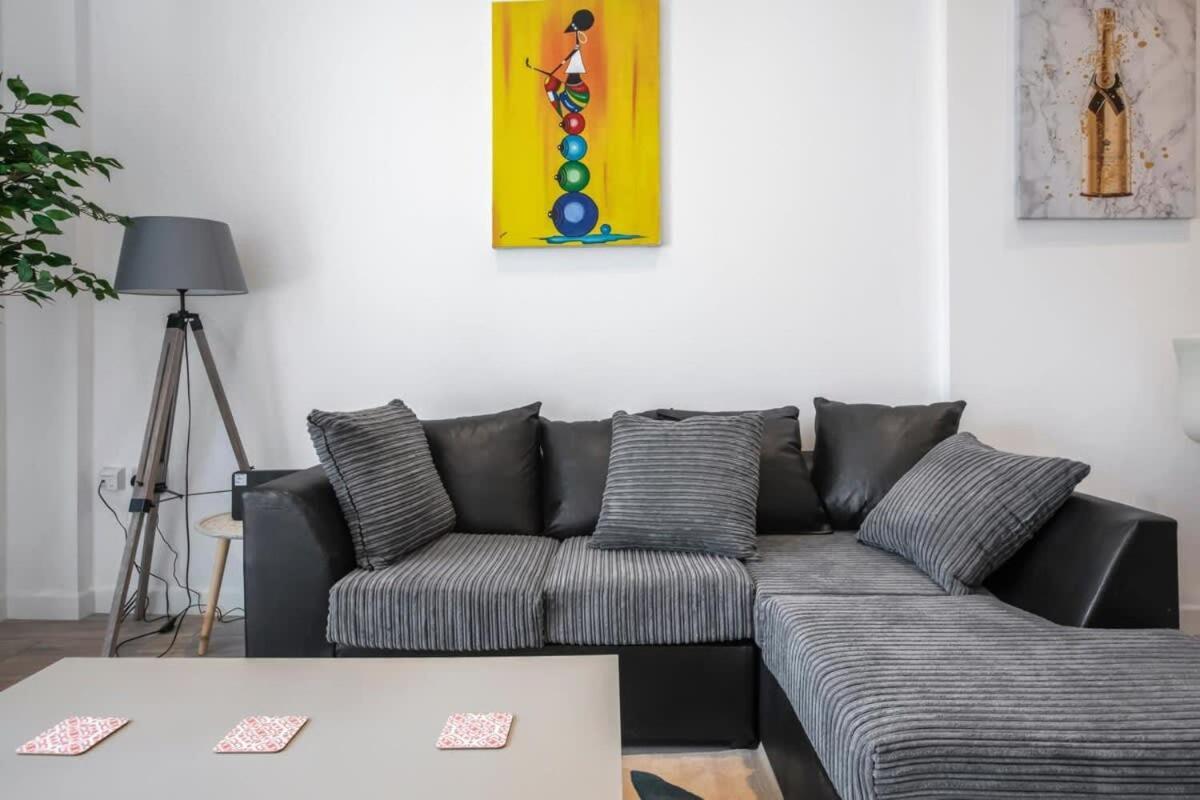 Lovely 1 Bedroom Apartment In Central 워킹 외부 사진